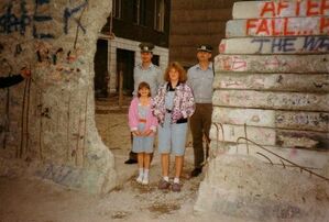 Kerstin Schanzer (vorne rechts) an der zerstörten Mauer in Berlin.