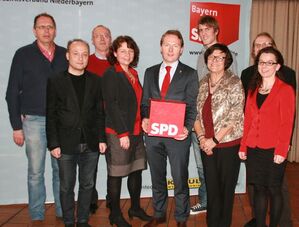 Die Delegierten aus Landshut mit dem neugewählten Bezirksvorsitzenden Christian Flisek (5. v. l.)