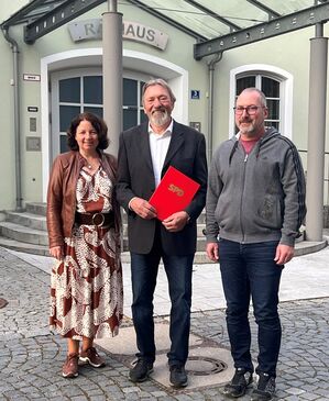 Ehrung für 50jährige Parteimitgliedschaft Arno Wolf (Mitte) durch Ruth Müller (l.) und Thomas Niederreiter (r.)