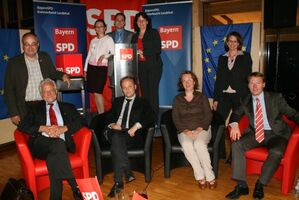 Der Europaabgeordnete Wolfgang Kreissl-Dörfler (vorne links) mit den Akteuren des Wahlkampfabschlusses der SPD.