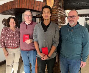 Ruth Müller (l) und Thomas Niederreiter (r) mit den beiden Neumitgliedern Matthias Ernst und Kevin Dusl (Mitte)