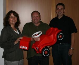 Rainer Pasta (Mitte) freut sich über das Geschenk für seinen Sohn