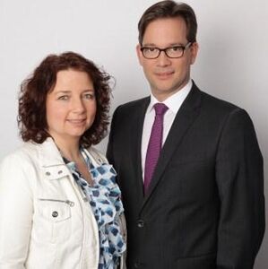 Kreisvorsitzende Ruth Müller gratuliert Florian Pronold