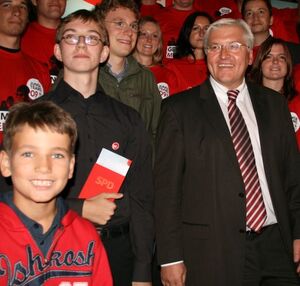 Wenn das keine Ehre ist: Außenminister Frank-Walter Steinmeier übergibt Florian Riemer aus Furth das SPD-Parteibuch.