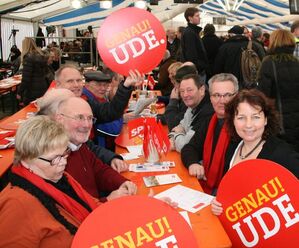 Kreisvorsitzende Ruth Müller mit einem "Landkreis-Tisch"