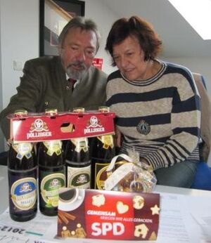 Marianne Bontzol freut sich über den Besuch von Kreisrat Arno Wolf in der Geschäftsstelle